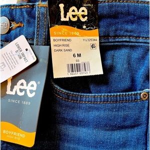 Lee women’s boyfriend cut , high rise , color‎ dark sand. Size 6M. NWT. L18.